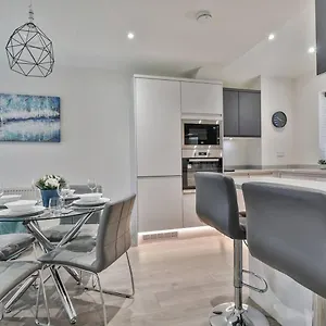 beautifully-renovated-whole-house-free-2-bed-2-bath.yorkshirehotels.net/